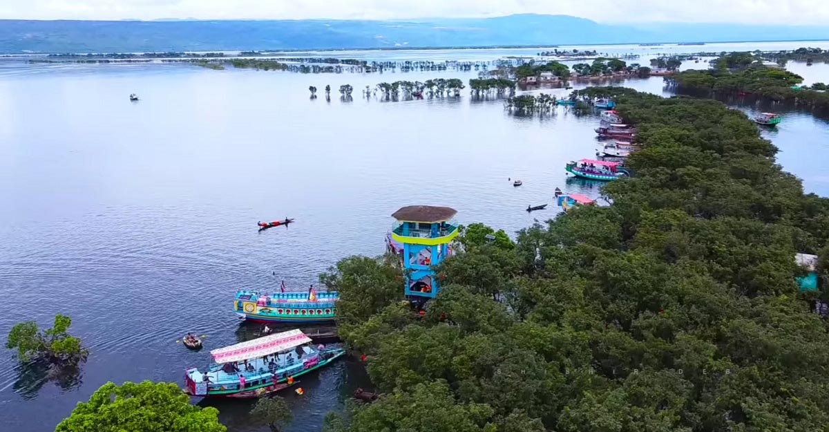Luxury houseboat in Tanguar Haor